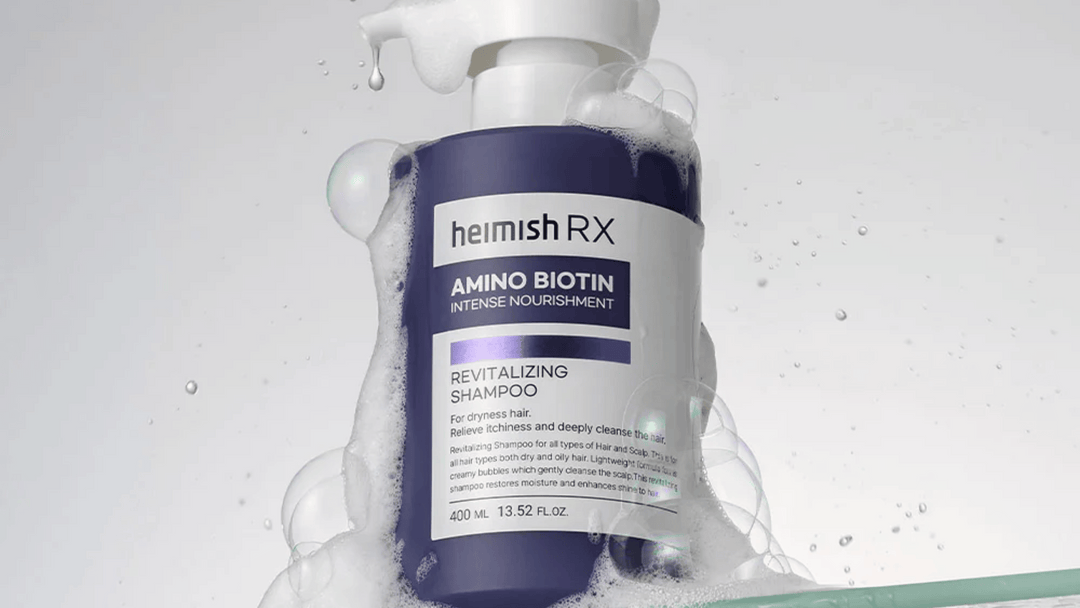 Heimish RX Amino Biotin Revitalizing Shampoo täckt av lödder och bubblor – ger en visuell känsla av rengöring och intensiv näring för håret.