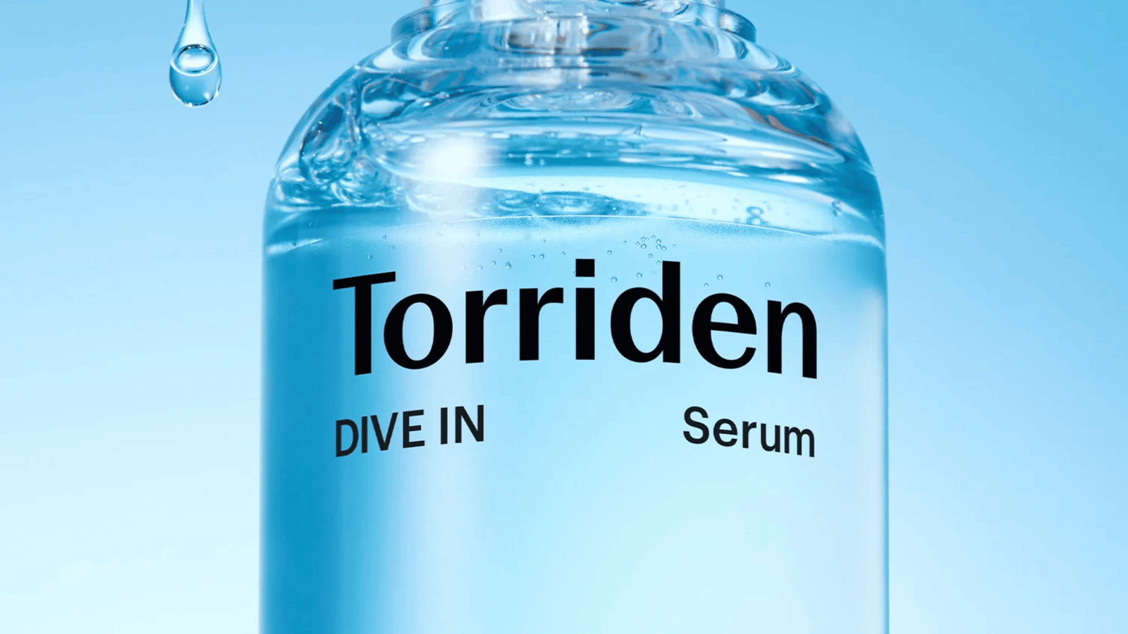 Närbild på Torriden Dive-In Serum med klarblå, återfuktande formula som symboliserar djup fukt och fräsch lyster.