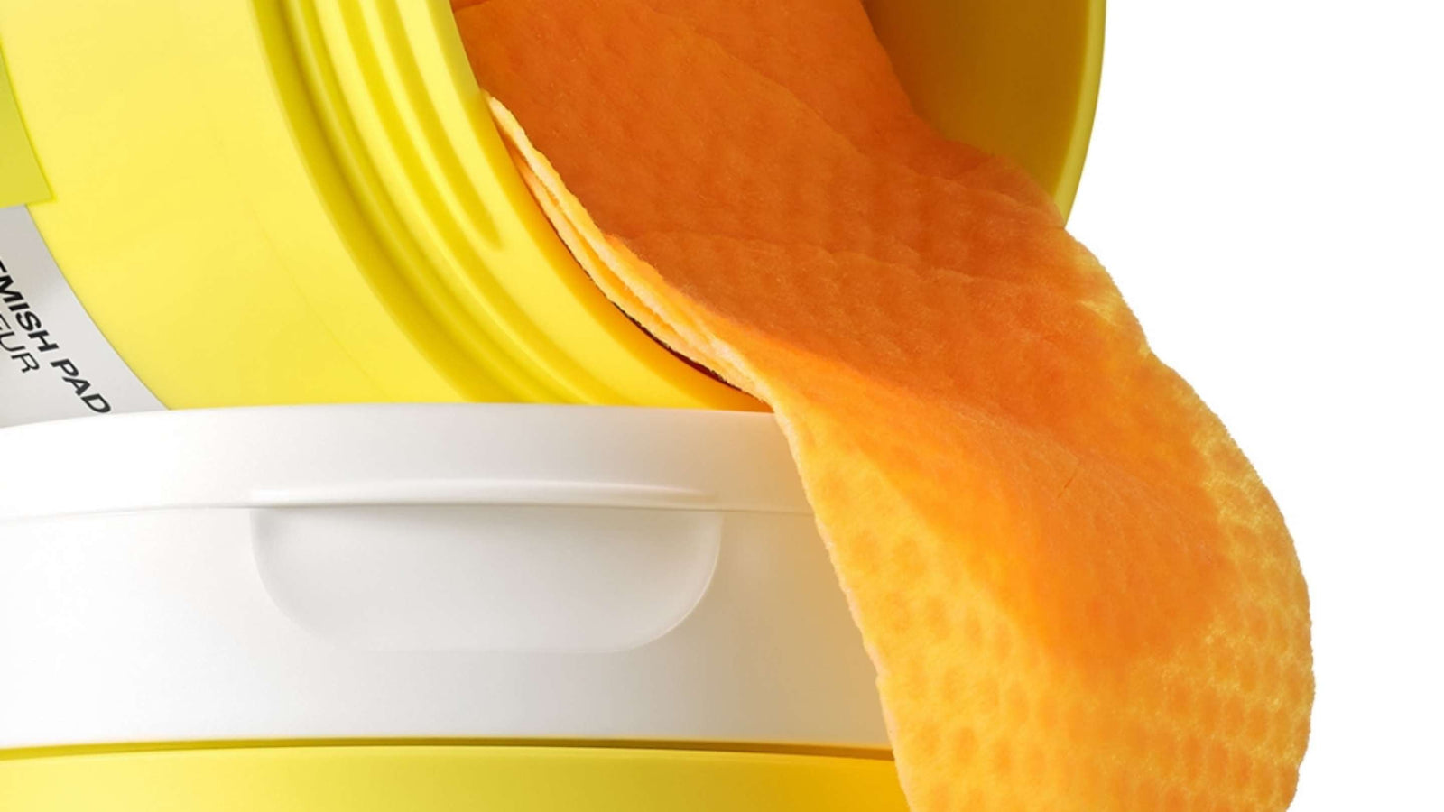 Serumet "Green Tangerine Vita C Dark Spot Care Serum" är utformat för att minska mörka fläckar och förbättra hudens lyster. Förpackningen är transparent med en attraktiv gul etikett som framhäver dess vitamin C-berikade innehåll.