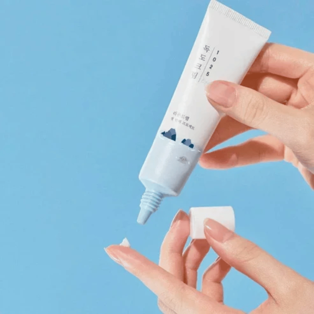 Round Lab 1025 Dokdo Eye Cream tuba s ľahkým krémom nanášaným na konček prsta pre šetrnú starostlivosť o citlivú pokožku okolo očí