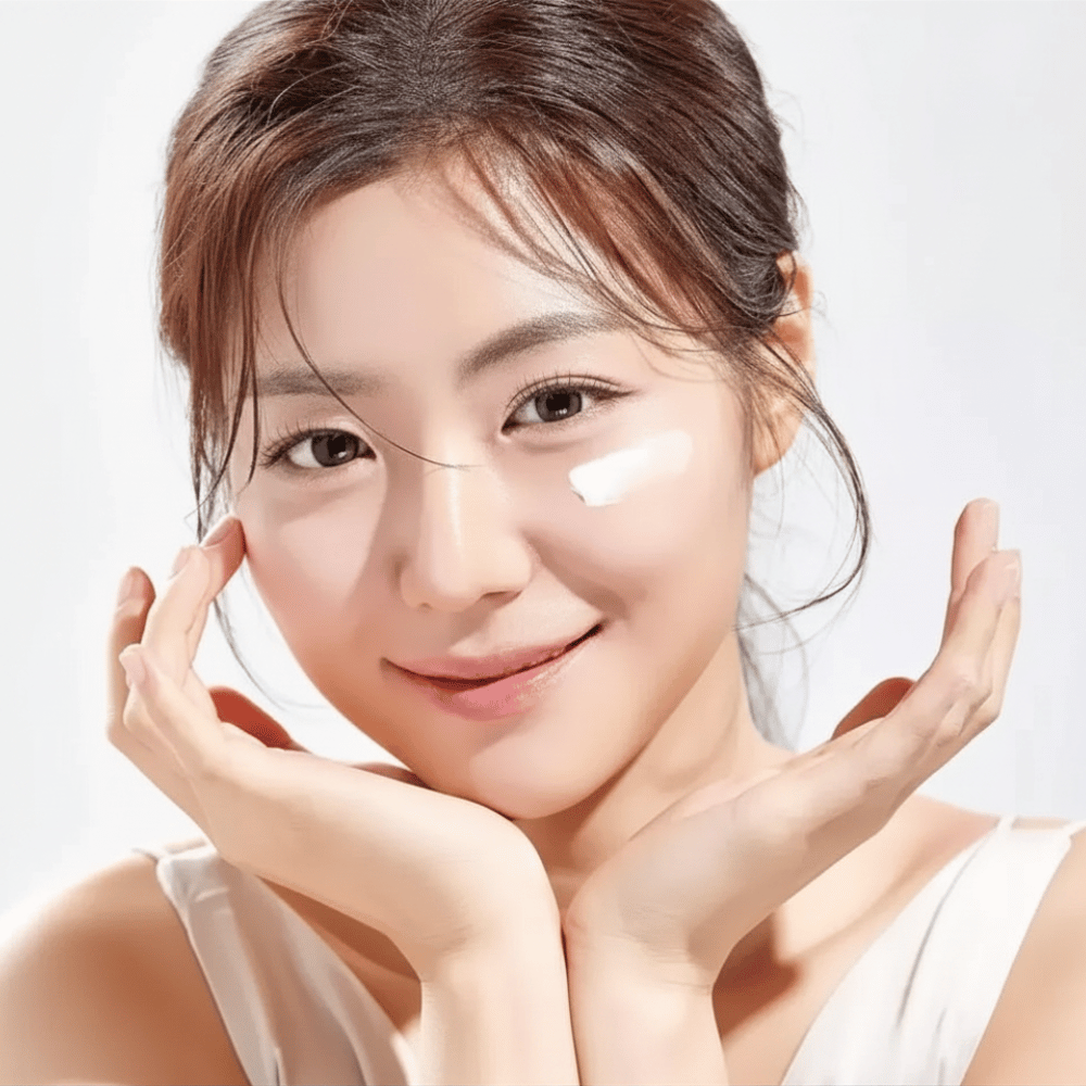 Žena si aplikuje Round Lab 1025 Dokdo Eye Cream pod oči pre hydratáciu, jas a rovnomernejší tón pleti