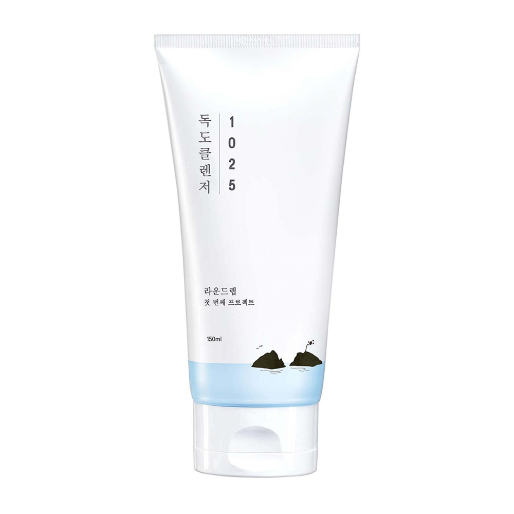 Round Lab 1025 Dokdo Cleanser v bielej tube s modrým dnom a čiernym nápisom, na bielom pozadí.