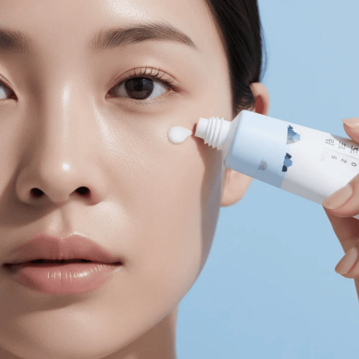 Round Lab 1025 Dokdo Eye Cream sa aplikuje na pokožku pod okom, hydratačný očný krém, ktorý zjemňuje pokožku a znižuje jemné linky