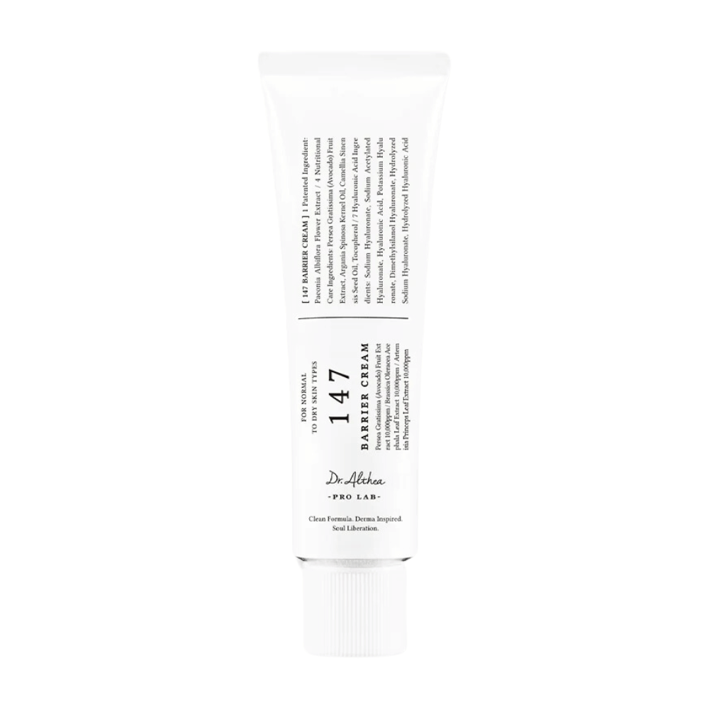 Obrázok ukazuje tubu Dr. Althea's "147 Barrier Cream". Balenie je jednoduché a elegantné s bielym základom a čiernym textom. Text na tube poskytuje informácie o produkte, vrátane jeho funkcie ako bariérovej krému, a spomína, že je čistou formulou, dermatologicky inšpirovaný a určený pre "uvoľnenie buniek". Zdá sa, že ide o produkt starostlivosti o pleť navrhnutý na posilnenie prirodzenej ochrannej bariéry pokožky.
