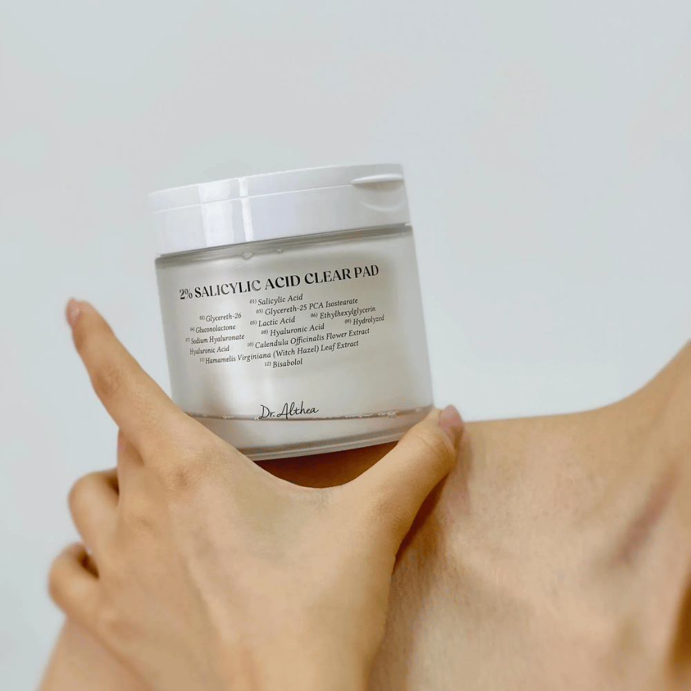 Dr. Althea 2% Salicylic Acid Clear Pad držané v ruke. Tonerové vankúšiky s 2% kyselinou salicylovou, ktoré jemne exfoliujú, upokojujú pokožku a zlepšujú štruktúru pokožky.