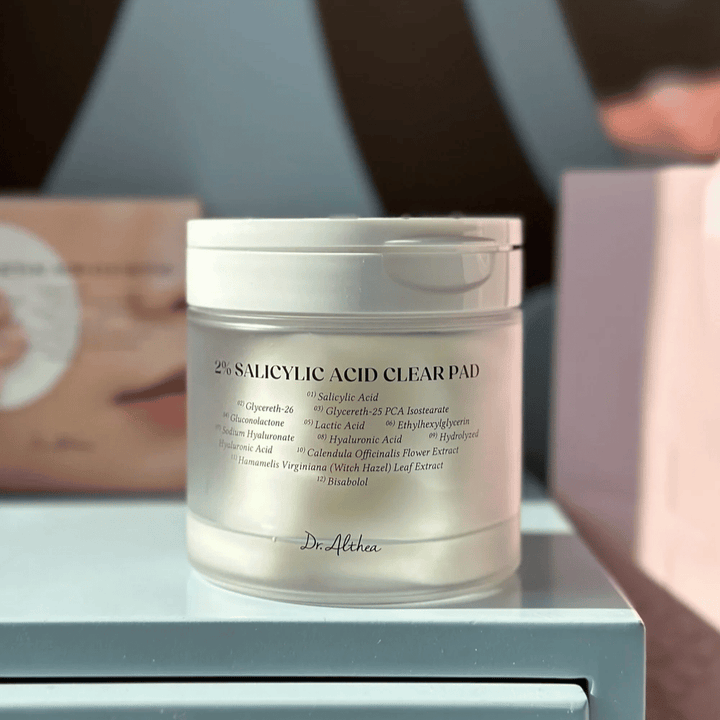 Dr. Althea 2% Salicylic Acid Clear Pad nádoba na polici. Kórejské exfoliačné vankúšiky s kyselinou salicylovou, PHA a kyselinou hyalurónovou pre nečistú pleť a upchaté póry.