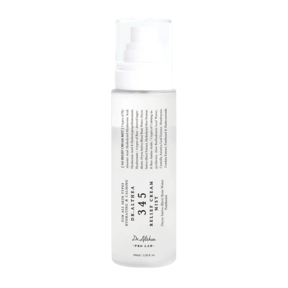 Dr. Althea 345 Relief Cream Mist na bielom pozadí, ľahký pleťový sprej s dvojfázovou formulou, ktorý hydratuje, upokojuje a posilňuje pokožku počas celého dňa.