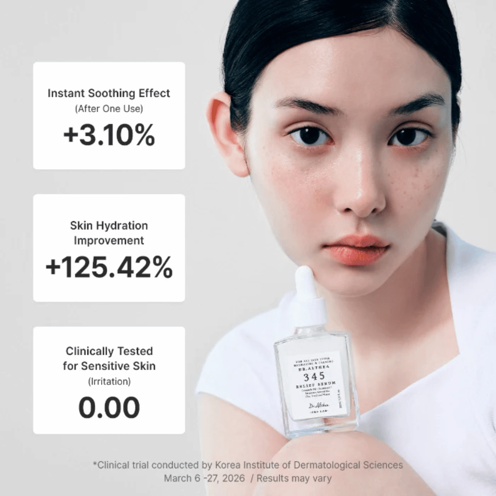 Modelka drží Dr. Althea 345 Relief Serum – upokojujúce sérum pre citlivú pokožku, ktoré hydratuje a posilňuje kožnú bariéru.