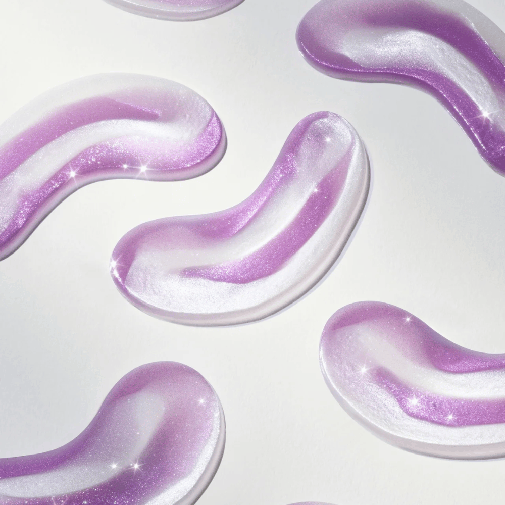 Hydrogelové očné náplasti v fialovom odtieni od 360° Shot PDRN Glowing Eye Patch, navrhnuté pre žiarivosť, hydratáciu a hladšiu pokožku pod očami.