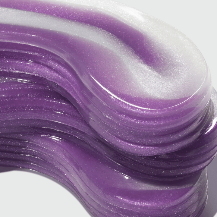 Zblízka viacvrstvového hydrogélu v 360° Shot PDRN Glowing Eye Patch, ktorý ilustruje štruktúru viažucu vlhkosť a formulu dodávajúcu elasticitu.