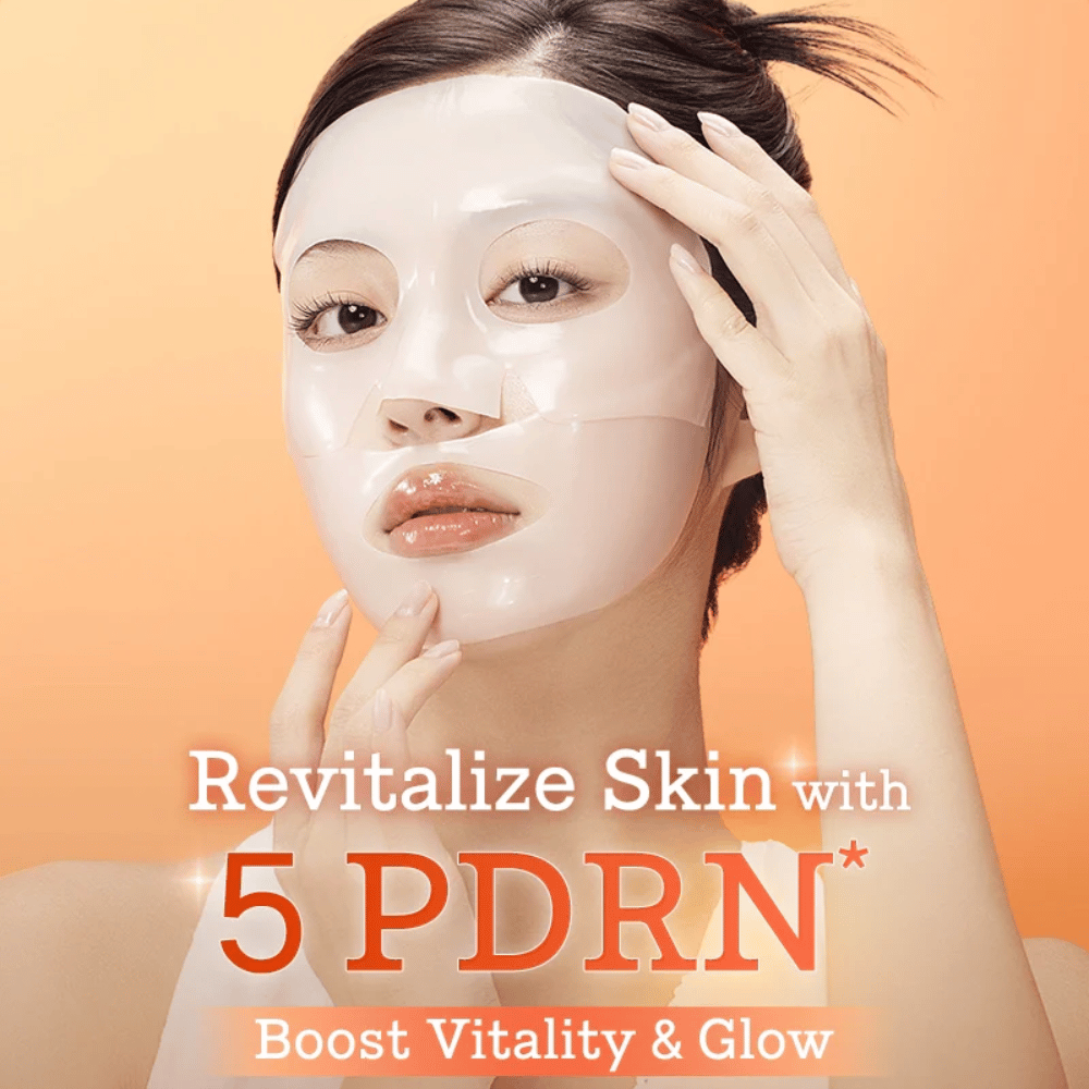 COSRX 5 PDRN Hyaluronic Acid Vital Hydrating Hydrogel Mask aplikovaná na tvár pre revitalizovanú pokožku, zvýšený jas a intenzívnu hydratáciu
