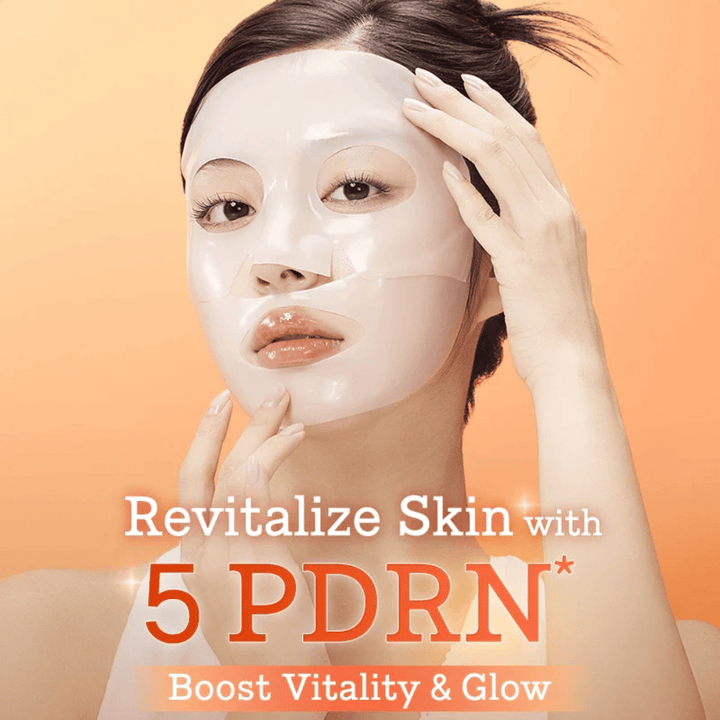 COSRX 5 PDRN Hyaluronic Acid Vital Hydrating Hydrogel Mask aplikovaná na tvár pre revitalizovanú pokožku, zvýšený jas a intenzívnu hydratáciu