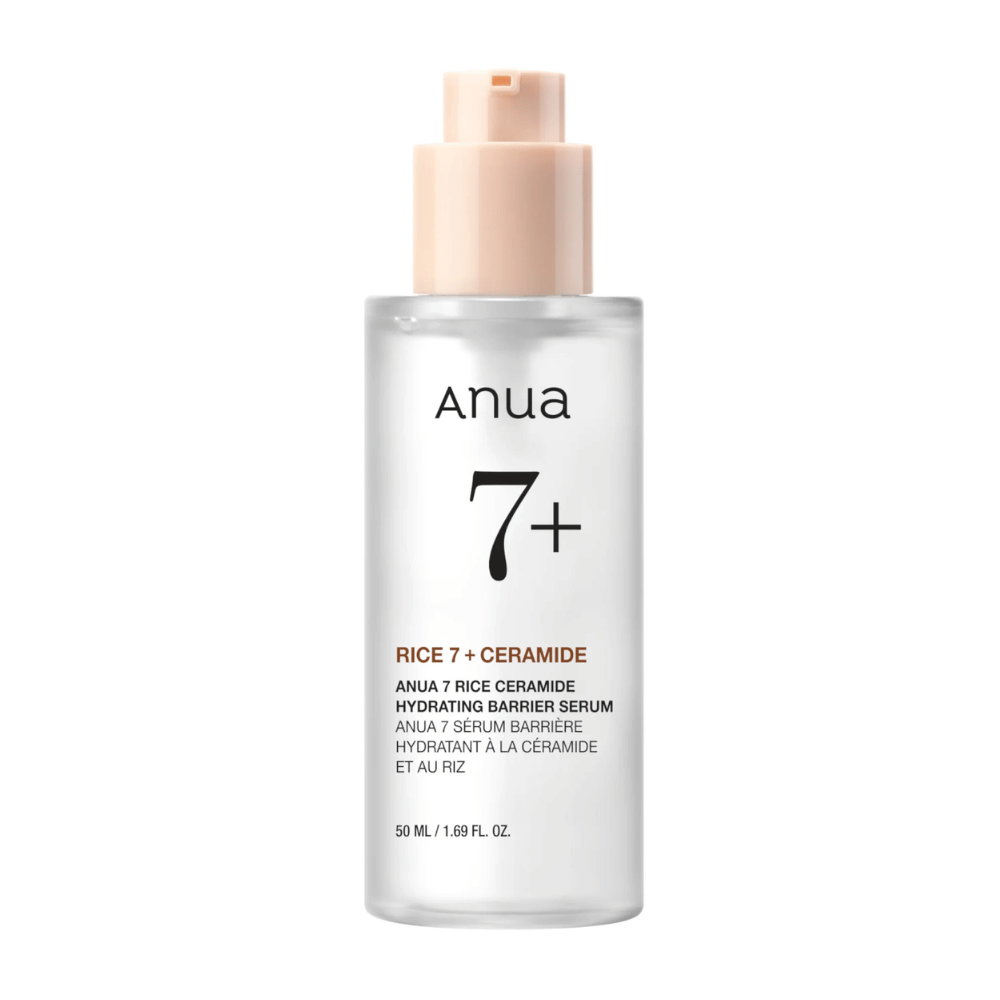 Fľaša "Anua 7+ Rice Ceramide Hydrating Barrier Serum" s čistým a minimalistickým dizajnom. Balenie je priehľadné so svetloružovou pumpičkou a obsahuje 50 ml séra obohateného o ryžu a ceramidy na hydratáciu a posilnenie kožnej bariéry.