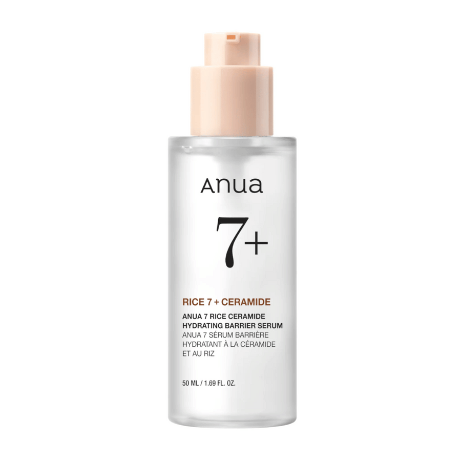 Fľaša "Anua 7+ Rice Ceramide Hydrating Barrier Serum" s čistým a minimalistickým dizajnom. Balenie je priehľadné so svetloružovou pumpičkou a obsahuje 50 ml séra obohateného o ryžu a ceramidy na hydratáciu a posilnenie kožnej bariéry.