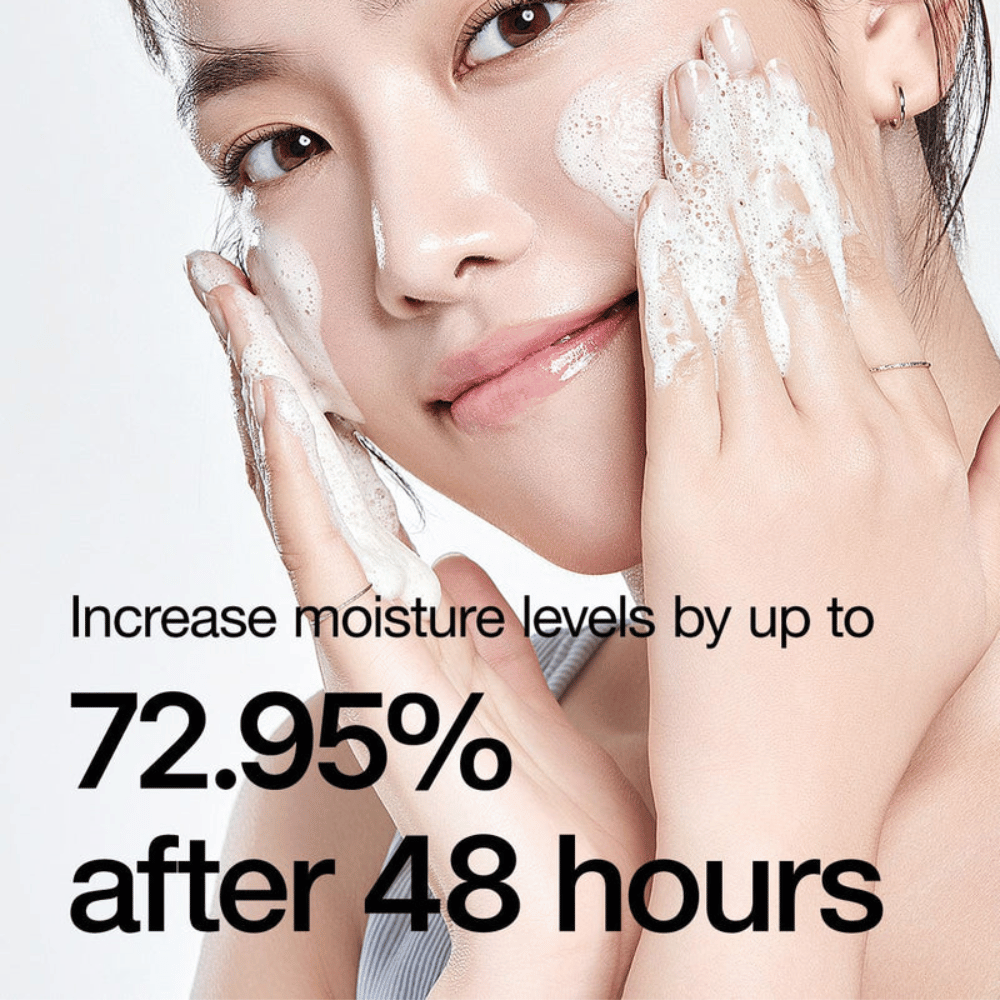 
Anua 8 Hyaluronic Acid Hydrating Gentle Foaming Cleanser je jemný čistiaci produkt, ktorý kombinuje osem rôznych kyselín hyalurónových na poskytnutie intenzívnej hydratácie a zvlhčenie pokožky. Tento čistiaci krém vytvára bohatú, jemnú penu, ktorá efektívne odstraňuje nečistoty a make-up bez vysušovania pokožky. Klinické testy ukazujú, že môže zvýšiť úroveň vlhkosti až o 72,95 % po 48 hodinách, čo ho robí ideálnym pre suché a citlivé typy pokožky. 