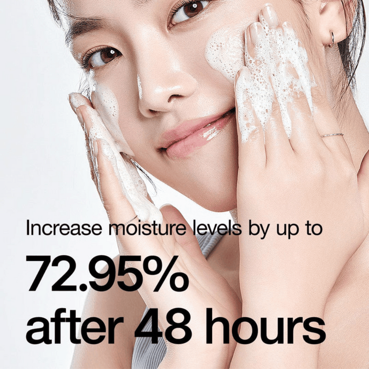 
Anua 8 Hyaluronic Acid Hydrating Gentle Foaming Cleanser je jemný čistiaci produkt, ktorý kombinuje osem rôznych kyselín hyalurónových na poskytnutie intenzívnej hydratácie a zvlhčenie pokožky. Tento čistiaci krém vytvára bohatú, jemnú penu, ktorá efektívne odstraňuje nečistoty a make-up bez vysušovania pokožky. Klinické testy ukazujú, že môže zvýšiť úroveň vlhkosti až o 72,95 % po 48 hodinách, čo ho robí ideálnym pre suché a citlivé typy pokožky. 