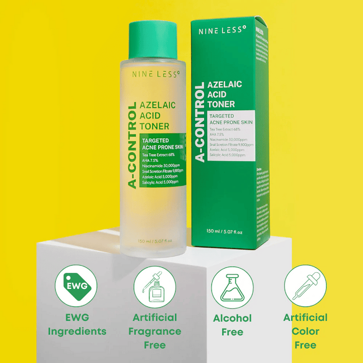 Fľaša a balenie Nine Less A-Control Azelaic Acid Toner na žltom pozadí so zelenými ikonami označujúcimi EWG zložky, bez alkoholu, parfumu a farbív.