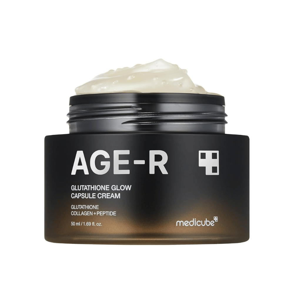Nádoba s krémom Medicube Age-R Glutathione Glow Capsule Cream, krém obsahujúci glutathión, kolagén a peptid. Produkt je navrhnutý na to, aby pokožke dodal žiarivosť a zlepšil elasticitu. Mäkká konzistencia krému je zobrazená v nádobe.