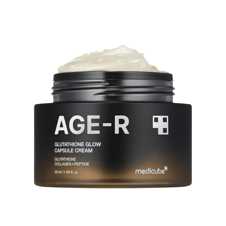 Nádoba s krémom Medicube Age-R Glutathione Glow Capsule Cream, krém obsahujúci glutathión, kolagén a peptid. Produkt je navrhnutý na to, aby pokožke dodal žiarivosť a zlepšil elasticitu. Mäkká konzistencia krému je zobrazená v nádobe.