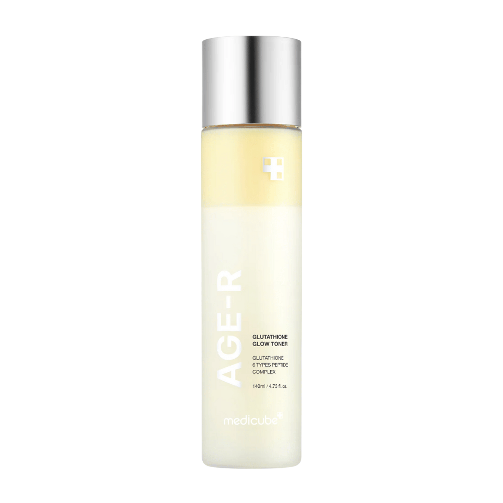 Fľaša Medicube Age-R Glutathione Glow Toner, svetložltý toner obsahujúci glutatión a peptidový komplex. Produkt je navrhnutý tak, aby poskytoval pokožke dlhodobý lesk a rovnomerný tón pleti. Fľaša má elegantný, minimalistický dizajn so strieborným uzáverom.