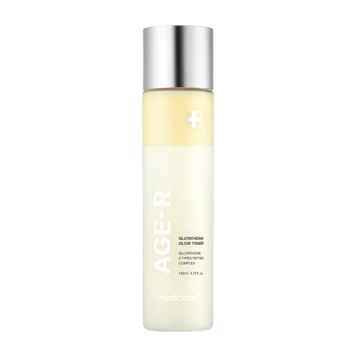 Fľaša Medicube Age-R Glutathione Glow Toner, svetložltý toner obsahujúci glutatión a peptidový komplex. Produkt je navrhnutý tak, aby poskytoval pokožke dlhodobý lesk a rovnomerný tón pleti. Fľaša má elegantný, minimalistický dizajn so strieborným uzáverom.