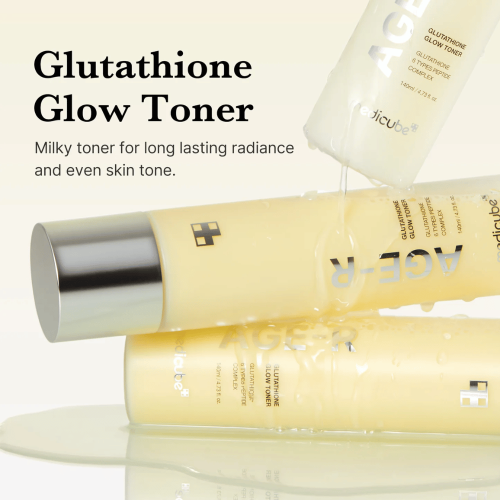 Medicube Age-R Glutathione Glow Toner je zobrazený v žltej fľaši. Produkt je opísaný ako mliečny toner, ktorý poskytuje dlhodobý lesk a rovnomerný tón pleti. Toner obsahuje glutatión a peptidový komplex na zlepšenie vzhľadu a štruktúry pokožky.