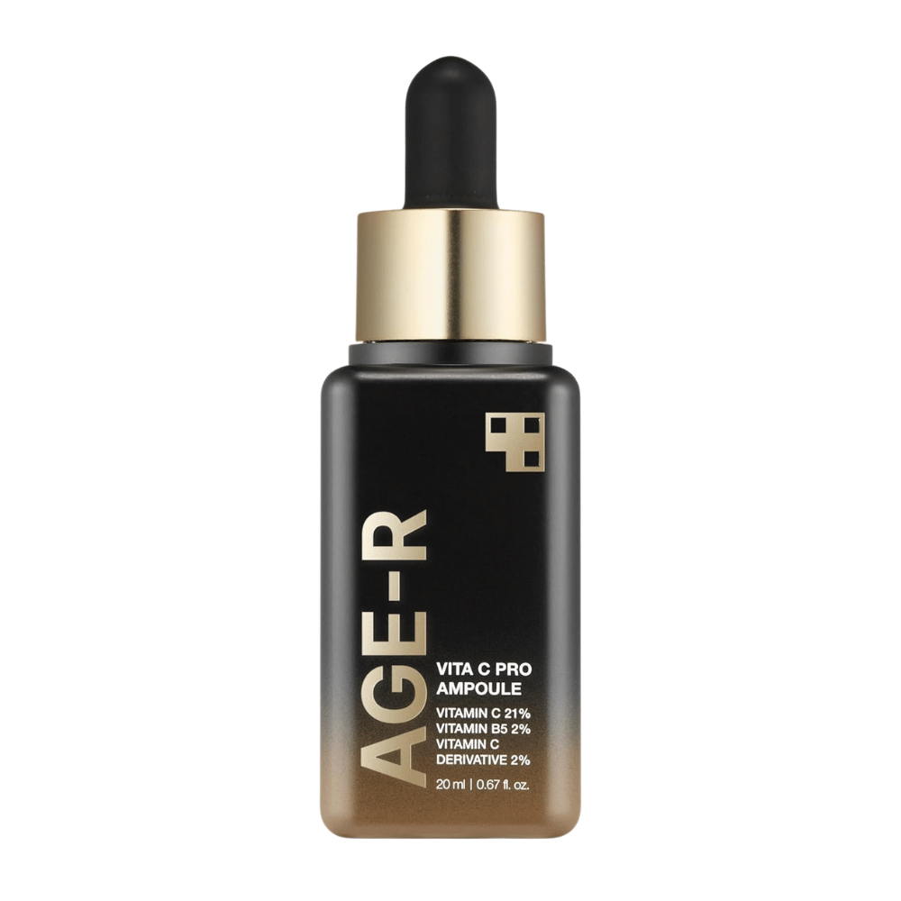 Fľaša Medicube Age-R Vita C Pro Ampoule, produkt, ktorá obsahuje 21% vitamínu C, 2% vitamínu B5 a 2% derivátu vitamínu C. Čierne a zlaté balenie má pipetu na presnú aplikáciu. Produkt je navrhnutý na zosvetlenie a zlepšenie štruktúry pokožky.