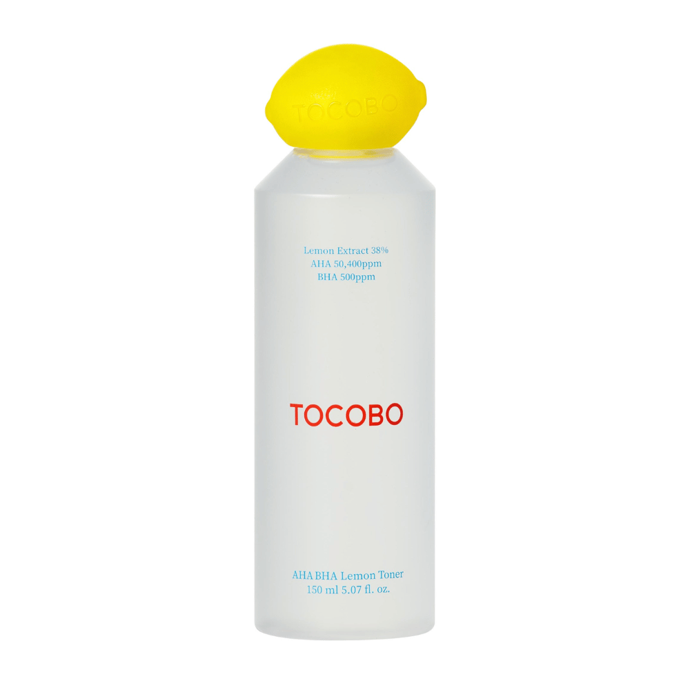 TOCOBO AHA BHA Lemon Toner v priehľadnej fľaši so žltým uzáverom v tvare citróna a červeným logom. Text na fľaši uvádza 38 % citrónového extraktu, AHA 50 400 ppm a BHA 500 ppm.