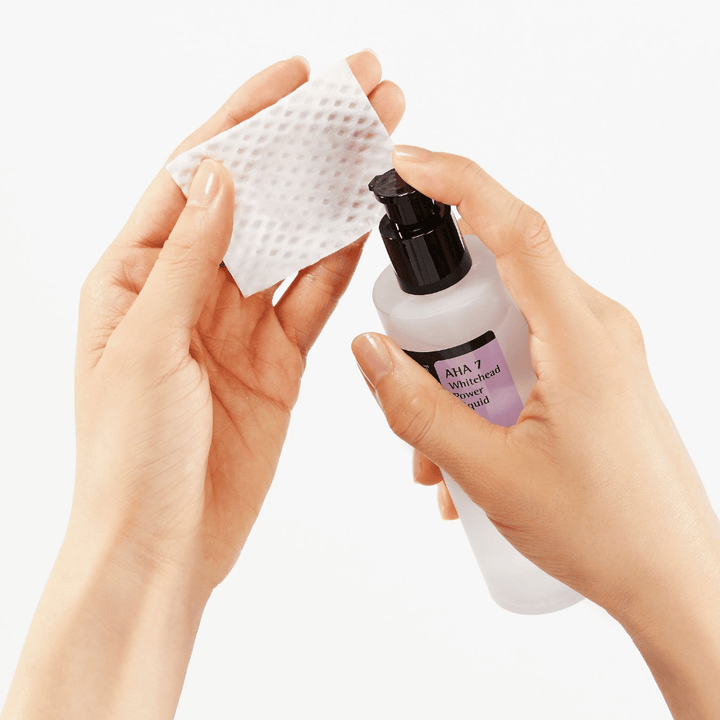 Aplikácia COSRX AHA 7 Whitehead Power Liquid na vatový tampón, exfoliačný toner s AHA na odstránenie odumretých kožných buniek a zlepšenie štruktúry pokožky.