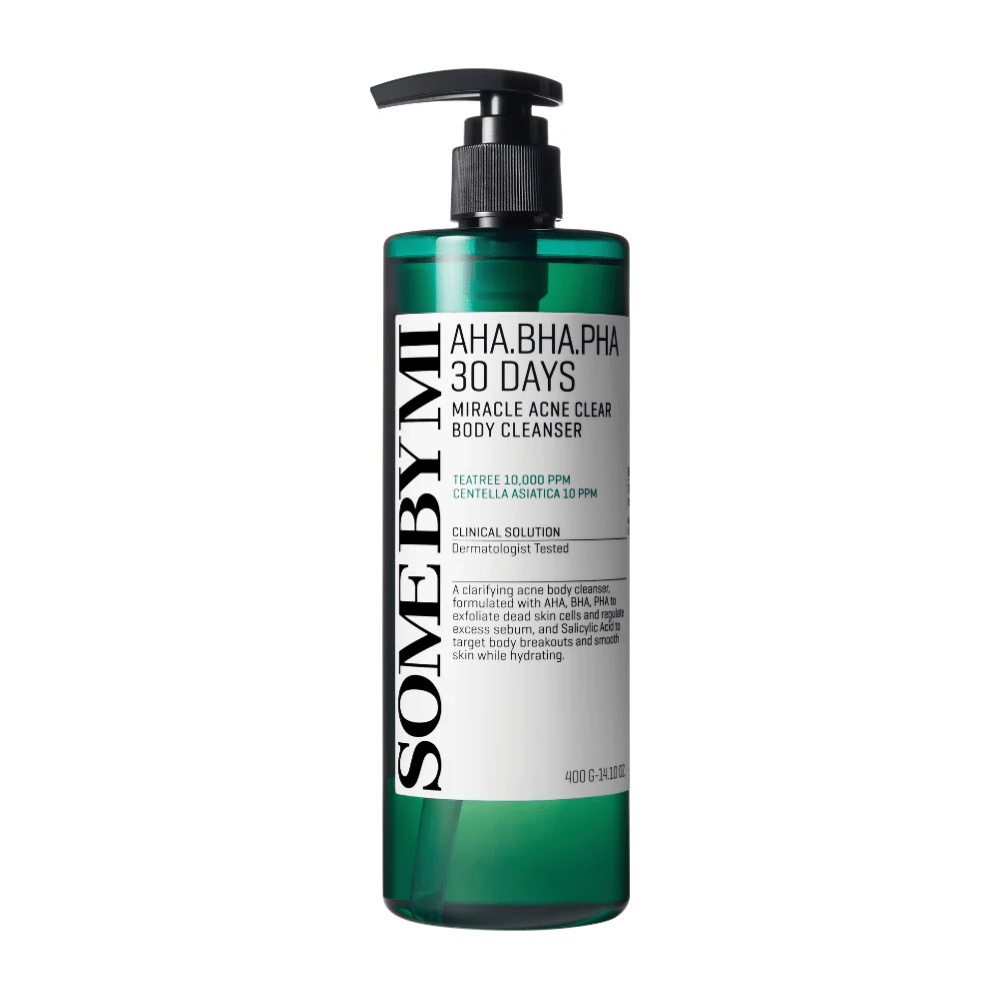 Fľaša so SOME BY MI AHA.BHA.PHA 30 Days Miracle Acne Clear Body Cleanser. Fľaša je zelená s čiernou pumpou a bielou etiketou, ktorá popisuje zložky a funkcie produktu, vrátane AHA, BHA a PHA na exfoliáciu a liečbu akné. Pozadie je biele.
