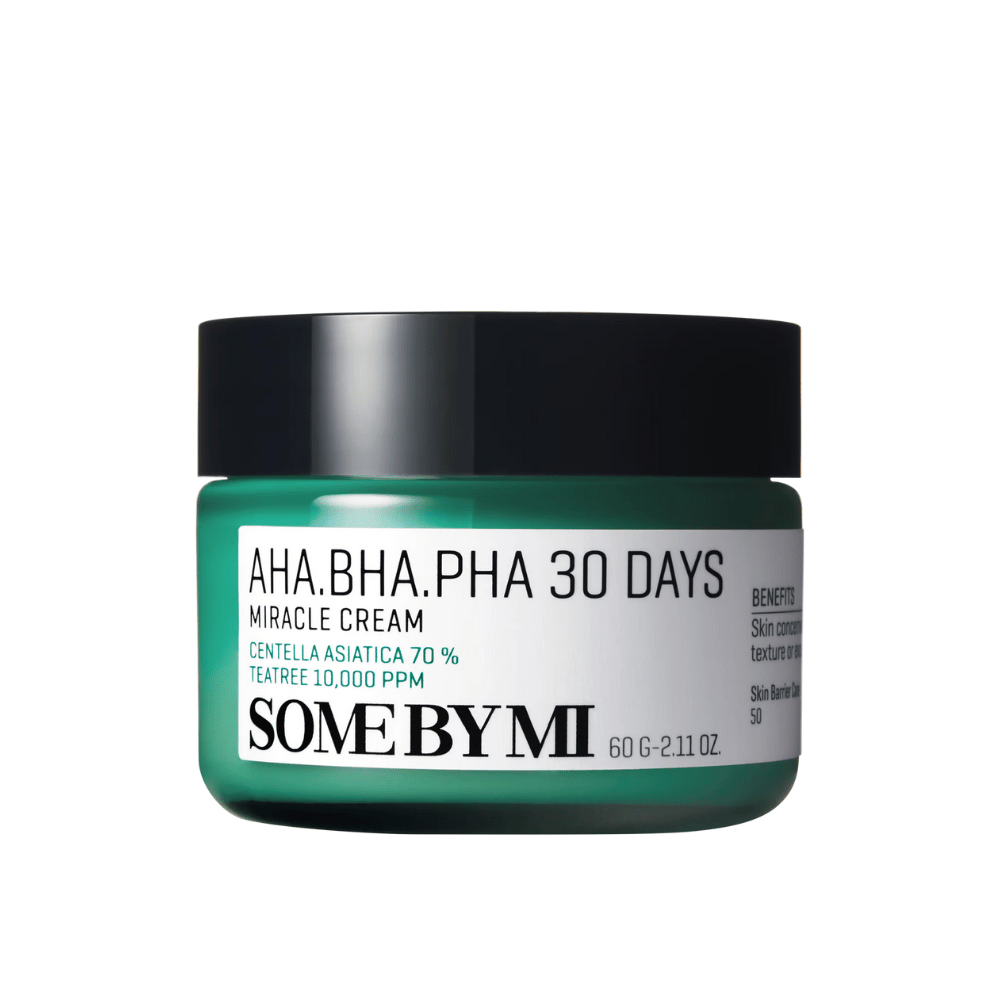 Plechovka "SOME BY MI AHA, BHA, PHA 30 Days Miracle Cream". Tento krém na pokožku obsahuje 70 % centella asiatica a 10 000 PPM tea tree oleja, určený na upokojenie a hydratáciu pokožky, pričom bojuje proti problémom s pokožkou, ako je akné. Plechovka je navrhnutá v výraznej zelenej farbe s čiernym viečkom.