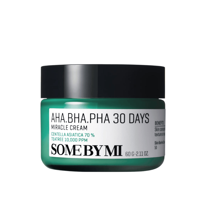 Plechovka "SOME BY MI AHA, BHA, PHA 30 Days Miracle Cream". Tento krém na pokožku obsahuje 70 % centella asiatica a 10 000 PPM tea tree oleja, určený na upokojenie a hydratáciu pokožky, pričom bojuje proti problémom s pokožkou, ako je akné. Plechovka je navrhnutá v výraznej zelenej farbe s čiernym viečkom.