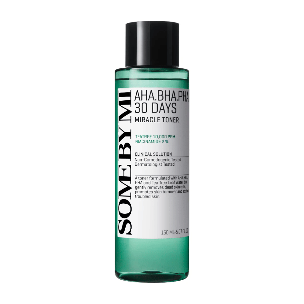 Zelená fľaša "SOME BY MI AHA, BHA, PHA 30 Days Miracle Toner" s obsahom 150 ml. Produkt, ktorý obsahuje extrakt z čajovníka a niacínamid, je navrhnutý na jemné odstránenie odumretých kožných buniek, podporu obnovy pokožky a upokojenie problémovej pokožky.