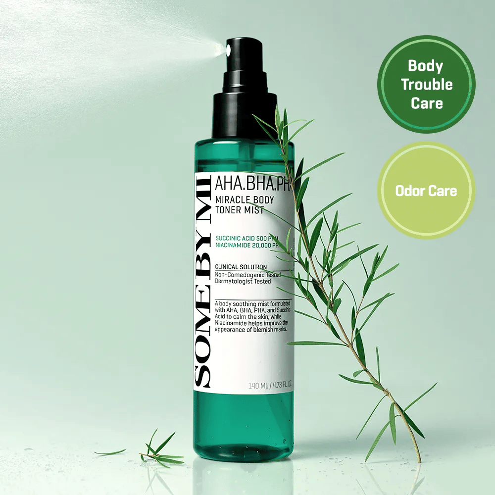 Some By Mi AHA BHA PHA Miracle Body Toner Mist – exfoliačný telový sprej s AHA, BHA a PHA, ktorý pomáha bojovať proti nečistotám, akné na tele a zlepšiť štruktúru pokožky.