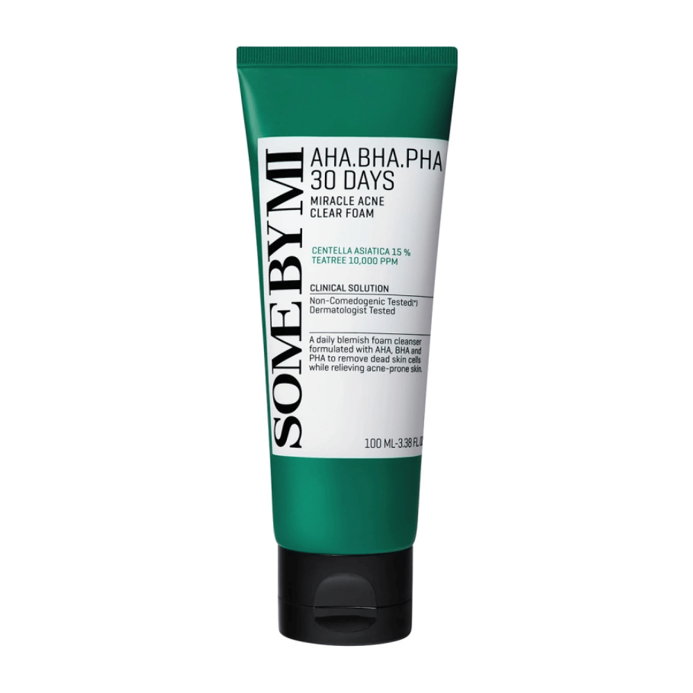 Tuba "SOME BY MI AHA, BHA, PHA 30 Days Miracle Acne Clear Foam". Produkt obsahuje centella asiatica a tea tree olej, navrhnutá na liečbu akné a čistenie pokožky. Tuba má 100 ml a je dermatologicky testovaná na zaistenie bezpečnosti a účinnosti.