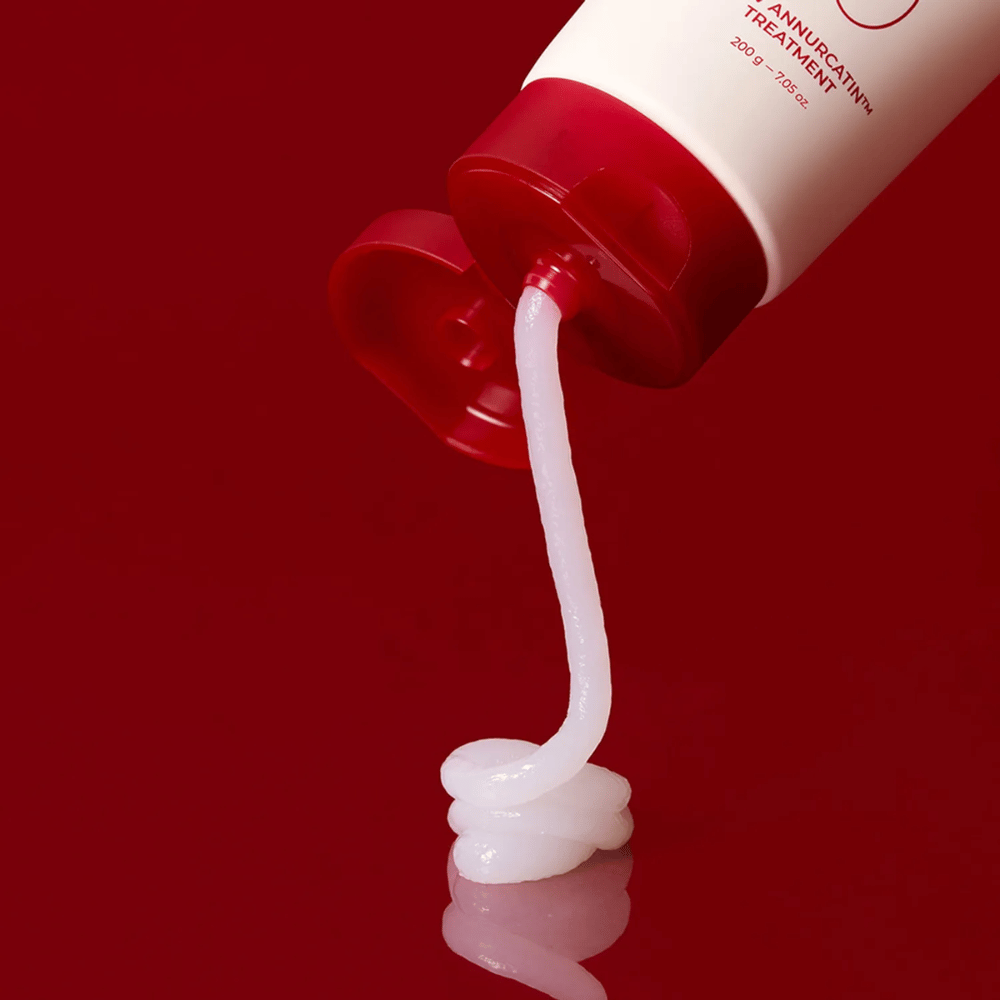 Krémová konzistencia MOEV Annurcatin Treatment – bohatá formula, ktorá obklopuje každý vlas vlhkosťou a výživou pre hodvábne jemné a silné vlasy.