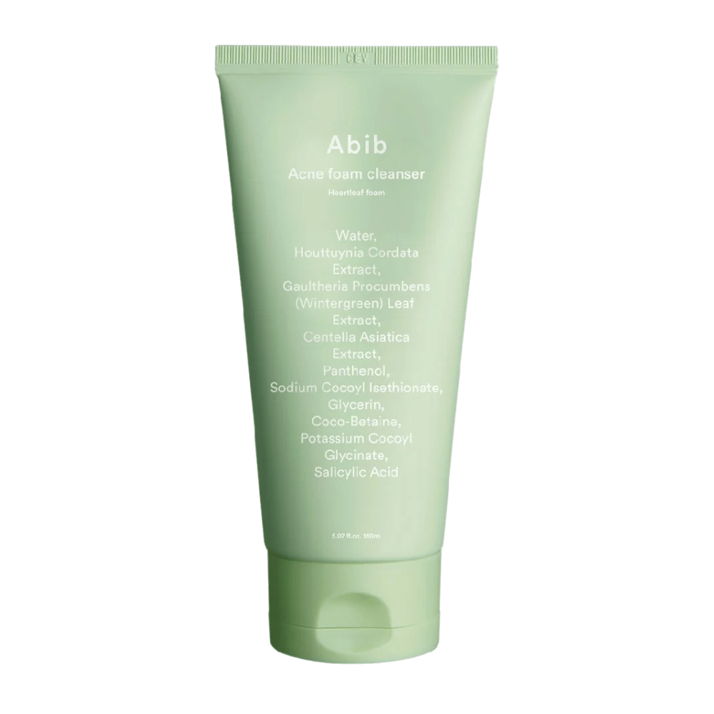 Zelená tuba s Abib Acne Foam Cleanser Heartleaf Foam, ukazujúca ingrediencie ako Houttuynia Cordata, Centella Asiatica a kyselina salicylová vytlačené na prednej strane. Produkt stojí vzpriamene proti bielej pozadiu.