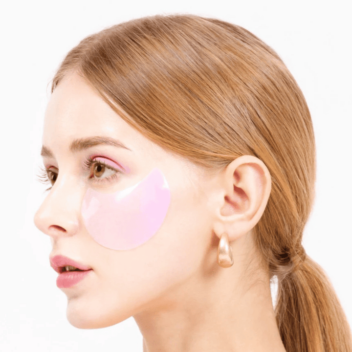 Modelka nosí ružovú hydrogelovú náplasť pod okom, hydratačnú a omladzujúcu pleť.