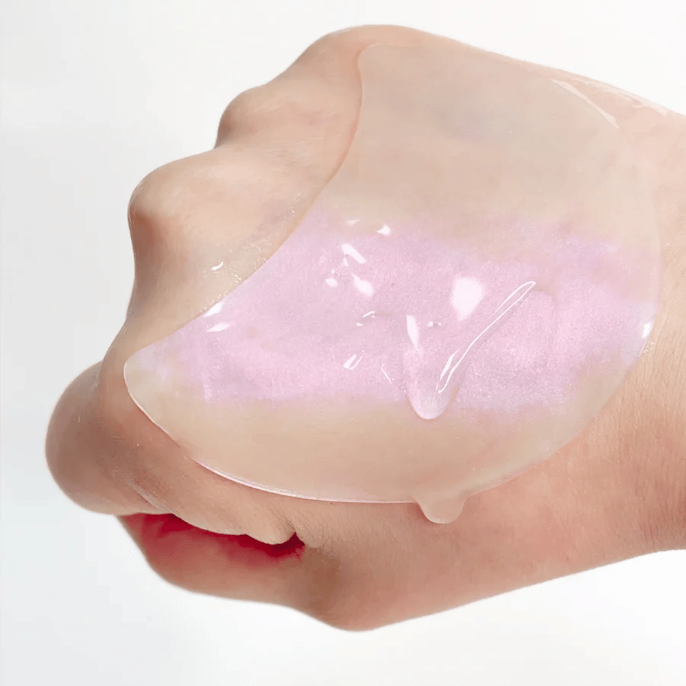 Ružová hydrogelová náplasť s retinolom je zobrazená na ruke, hydratačná a rozjasňujúca formula.