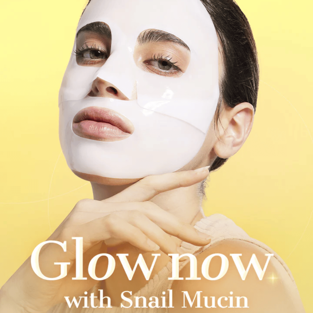 Žena s COSRX Advanced Snail Mucin Hydrogel Mask – dodáva žiarivosť, hydratáciu a pevnejšiu pokožku so slimáčím slizom a kolagénom.