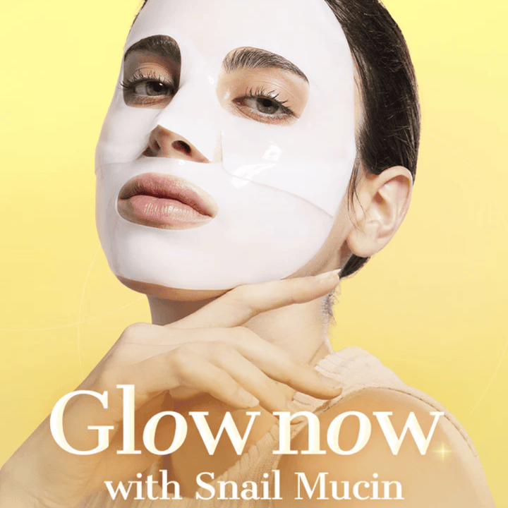 Žena s COSRX Advanced Snail Mucin Hydrogel Mask – dodáva žiarivosť, hydratáciu a pevnejšiu pokožku so slimáčím slizom a kolagénom.