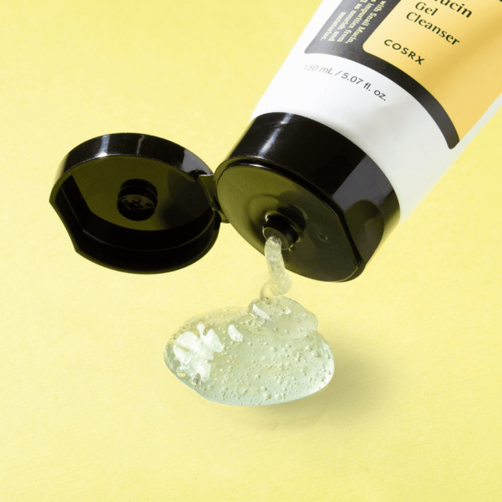 Detailný záber na COSRX Advanced Snail Mucin Gel Cleanser s priehľadnou gélovou textúrou – hydratačné K-beauty čistenie pre suchú, citlivú a kombinovanú pokožku.