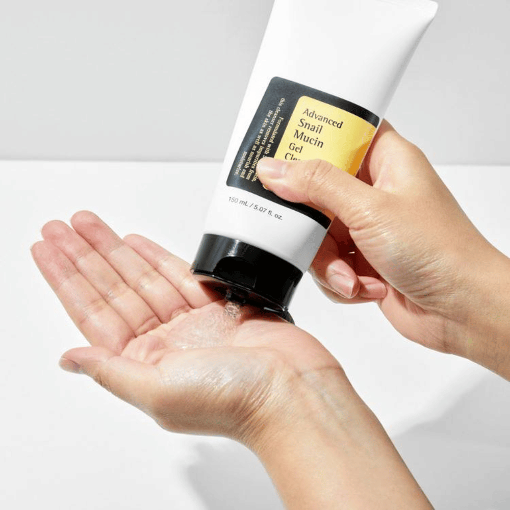 Ruka aplikuje COSRX Advanced Snail Mucin Gel Cleanser – jemné gélové čistenie so slimačím mucínom, ktoré čistí do hĺbky a zachováva rovnováhu vlhkosti pokožky.