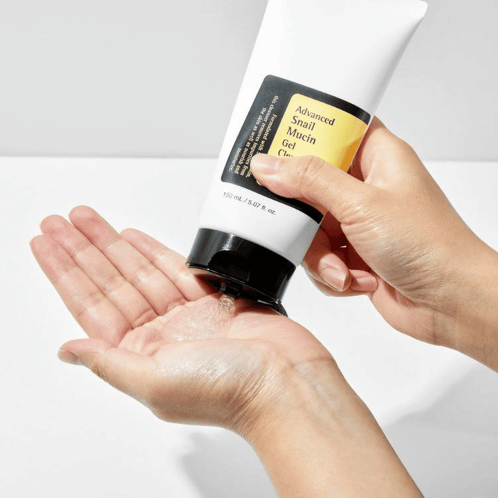 Ruka aplikuje COSRX Advanced Snail Mucin Gel Cleanser – jemné gélové čistenie so slimačím mucínom, ktoré čistí do hĺbky a zachováva rovnováhu vlhkosti pokožky.