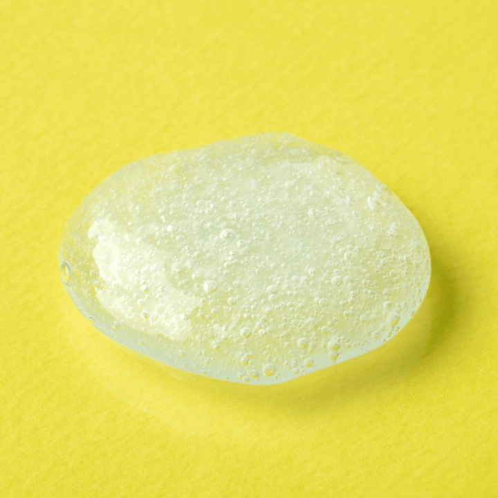 Priehľadná gélová textúra od COSRX Advanced Snail Mucin Gel Cleanser na žltom pozadí – hydratačné čistenie tváre so slimačím sekrétom pre jemnú a vyváženú pokožku.