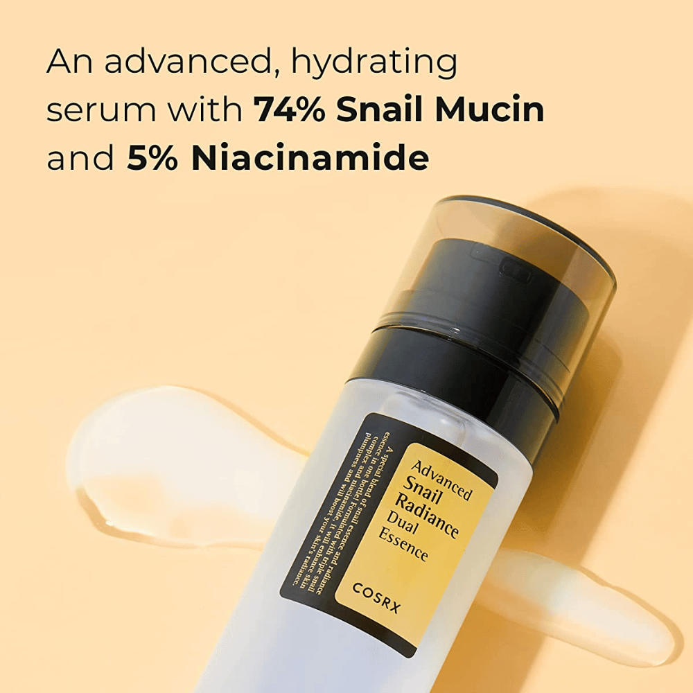 Fľaša COSRX Advanced Snail Radiance Dual Essence, 80 ml, s čiernou pumpou a etiketou, prezentovaná na svetlom pozadí s textom, ktorý zdôrazňuje 74 % slimáčieho slizu a 5 % niacínamidu.