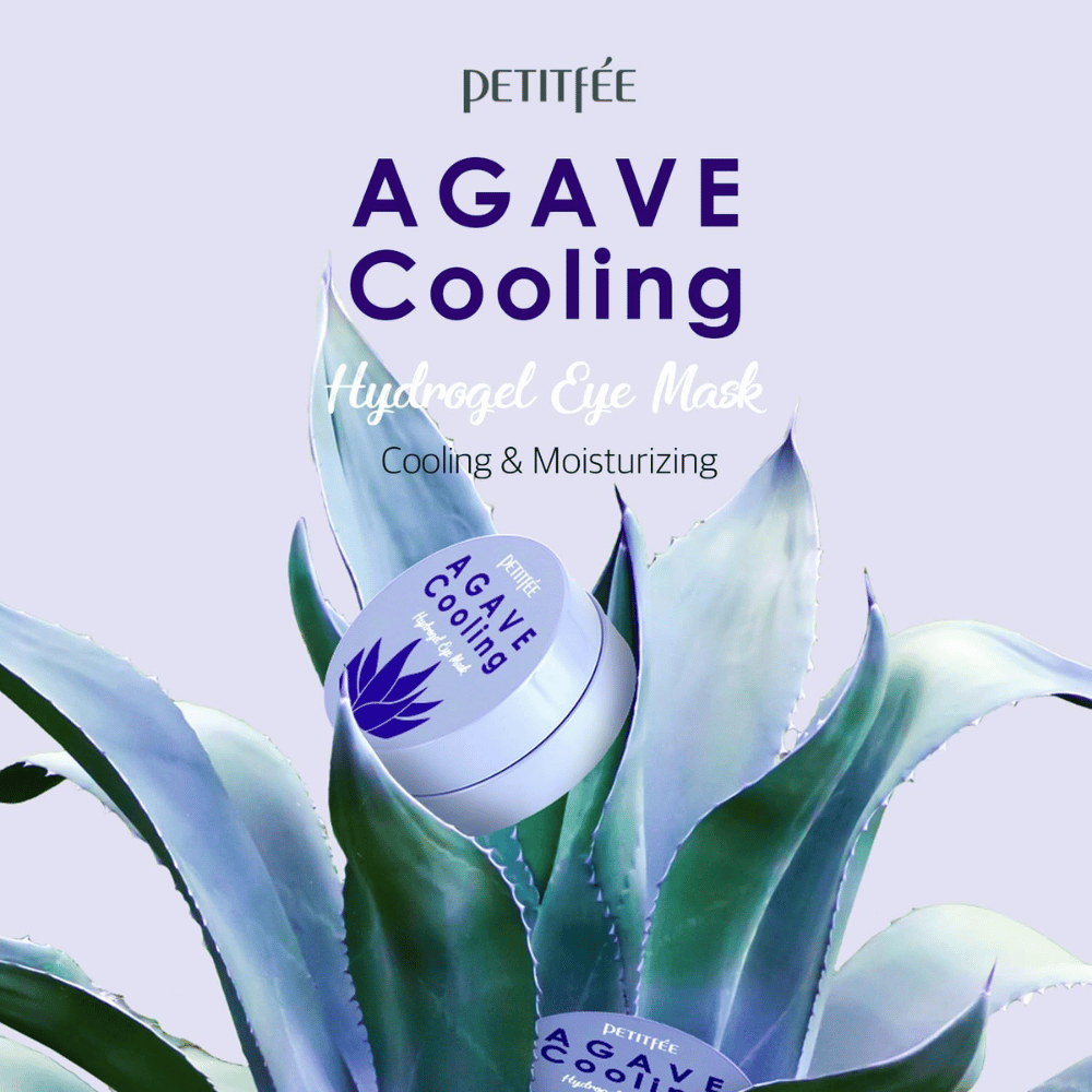 Produktová fotografia PETITFEE Agave Cooling Hydrogel Eye Mask umiestnená medzi veľkými listami agáve. Obrázok zdôrazňuje chladivé a hydratačné vlastnosti so sviežou témou inšpirovanou rastlinami.