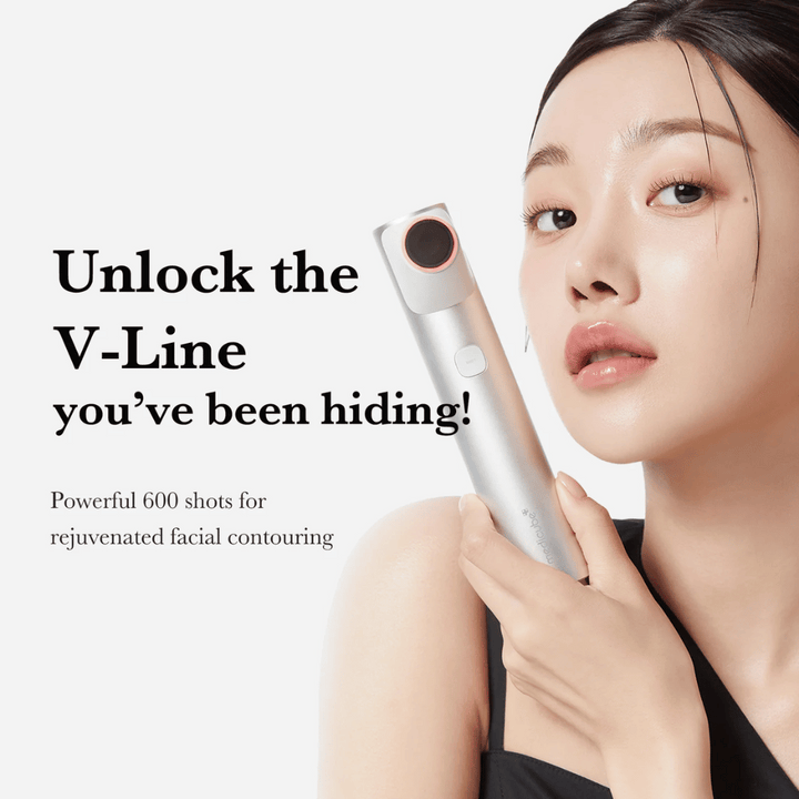 Žena drží Medicube Age-R High Focus Shot blízko tváre s textom "Odomknite V-líniu, ktorú ste skrývali!" v pozadí.