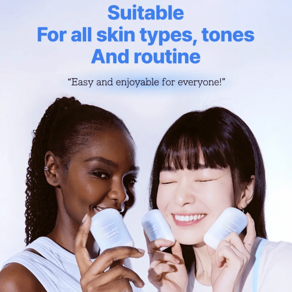 Dve osoby ukazujú COSRX Airy-Light Invisible Sun Stick – ľahká ochrana pred slnkom, ktorá sa hodí pre všetky typy pleti, tóny a rutiny.