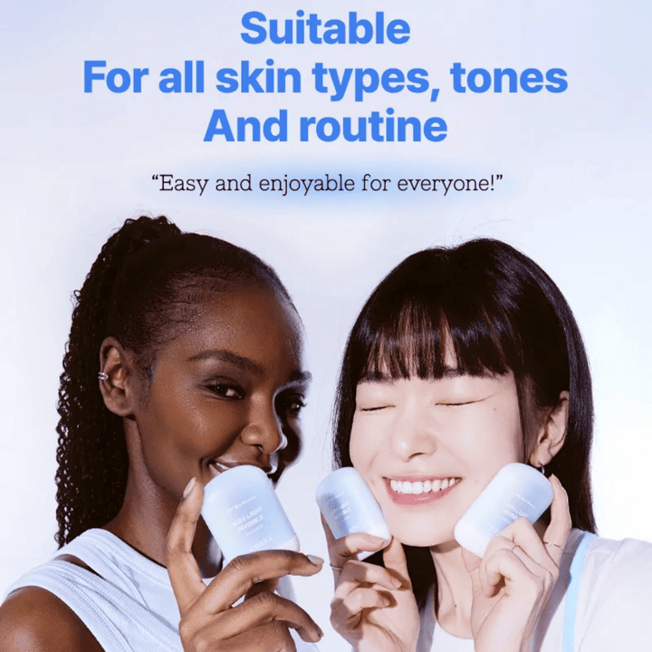 Dve osoby ukazujú COSRX Airy-Light Invisible Sun Stick – ľahká ochrana pred slnkom, ktorá sa hodí pre všetky typy pleti, tóny a rutiny.